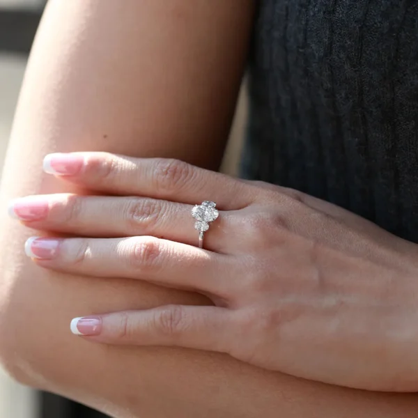 2.60 Carat Oval Cut Diamond Tria Solitaire Ring 2.60 Carat Oval Cut Diamond Tria Solitaire Ring